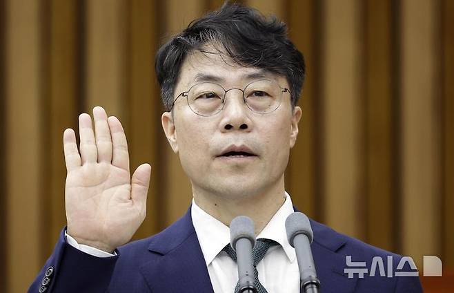 [서울=뉴시스] 정병혁 기자 = 김성수 대법관 후보자가 14일 서울 여의도 국회에서 열린 대법관(김성수)임명동의에관한인사청문특별위원회 전체회의에서 선서를 하고 있다. 2026.09.14. jhope@newsis.com
