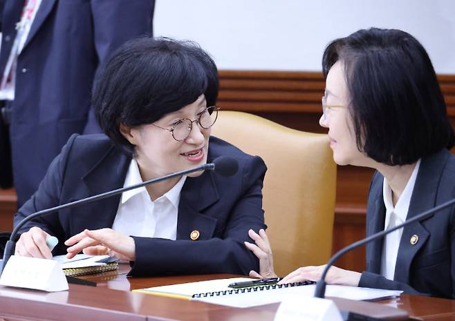 원민경 성평등가족부 장관(왼쪽)과 오유경 식품의약품안전처장이 16일 서울 종로구 정부서울청사에서 열린 국가정책조정회의에서 대화하고 있다. 연합뉴스