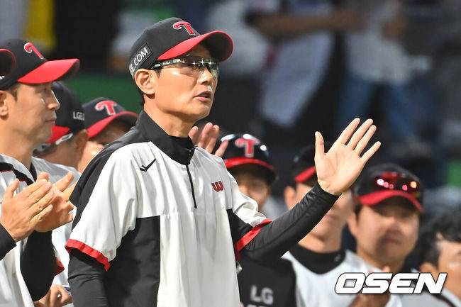 [OSEN=창원, 이석우 기자] 16일 창원NC파크에서 2026 신한 SOL KBO 리그 NC 다이노스와 LG 트윈스의 경기가 열렸다. 홈팀 NC는 클레빈저가, 방문팀 LG는 박시원이 선발 출전했다. LG 트윈스 염경엽 감독이 NC 다이노스에 9-2로 승리한 후 하이파이브를 하고 있다. 2026.09.16 / foto0307@osen.co.kr