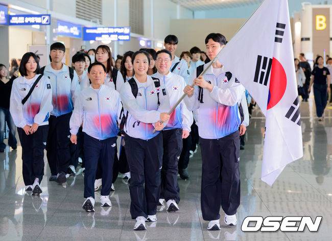 [OSEN=지형준 기자] 2026 아이치-나고야 아시안게임 대한민국 선수단 본단이 17일 오전 인천국제공항을 통해 일본으로 출국했다.아이치-나고야 아시안게임은 19일부터 10월 4일까지 일본 아이치현과 나고야시 일원에서 열린다. 대한민국은 41개 종목에 1,052명의 선수단을 파견한다. 선수 대표 탁구 신유빈, 배드민턴 서승재가 태극기를 들고 선수단과 함께 출국장으로 향하고 있다. 2026.09.17 / jpnews@osen.co.kr