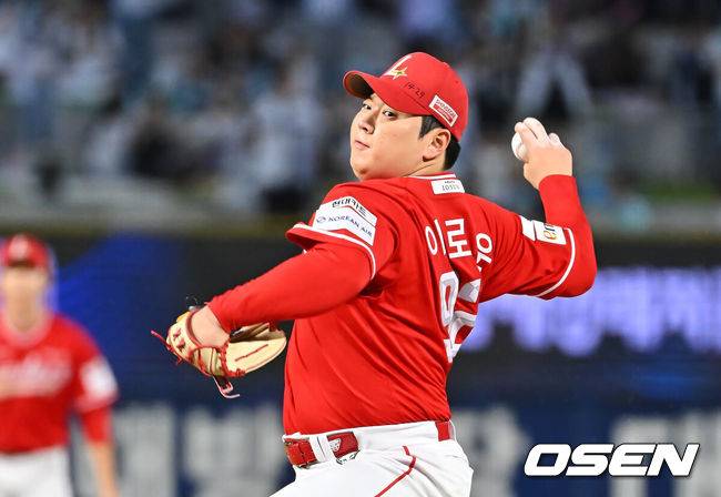 [OSEN=창원, 이석우 기자] 17일 창원NC파크에서 2026 신한 SOL KBO 리그 NC 다이노스와 SSG 랜더스의 경기가 열렸다. 홈팀 NC는 라일리가, 방문팀 SSG는 이로운이 선발 출전했다. SSG 랜더스 선발투수 이로운이 역투하고 있다. 2026.09.17 / foto0307@osen.co.kr