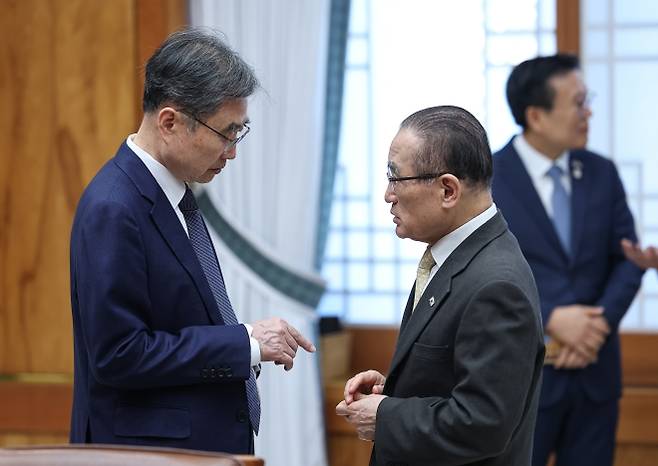 대화하는 조현·위성락 - 조현(왼쪽) 외교부 장관과 위성락 국가안보실장이 16일 청와대에서 열린 한·타지키스탄 정상회담 자리에서 대화를 나누고 있다. 뉴스1