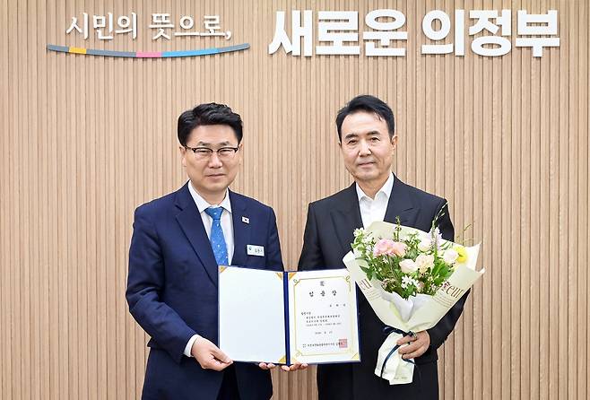 의정부문화관광재단 신임 대표이사에 유희성 씨 (의정부=연합뉴스) 유희성 경기 의정부문화관광재단 신임 대표이사(오른쪽)가 17일 김원기 시장에게 임명장을 받은 뒤 기념 촬영을 하고 있다. 2026.9.17 [의정부문화관광재단 제공. 재판매 및 DB 금지]