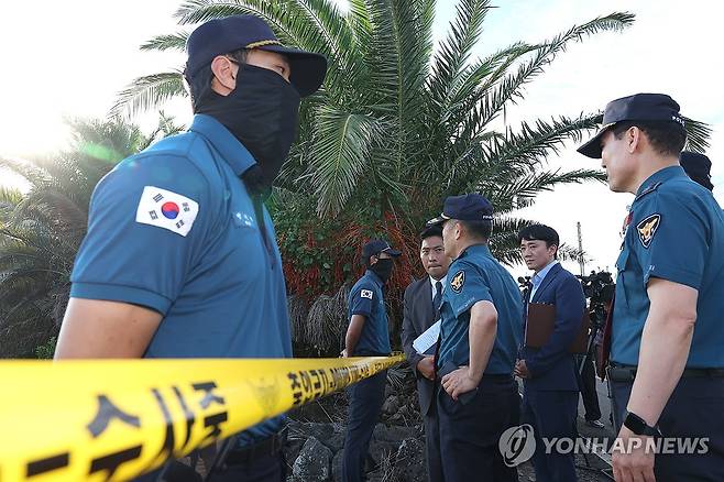한림 현장 찾은 김종철 경찰청장 직대와 김병찬 제주경찰청장 (제주=연합뉴스) 박지호 기자 = 김종철 경찰청장 직무대행과 김병찬 제주경찰청장이 3일 제주시 한림읍 30대 실종여성 시신 발견 현장을 찾아 둘러보고 있다. 2026.9.3 jihopark@yna.co.kr