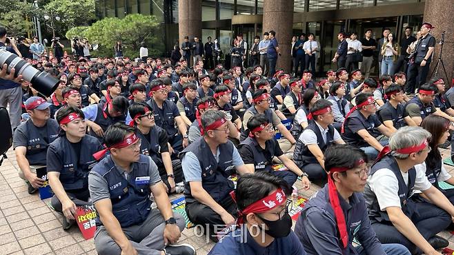 18일 전국금융산업노동조합이 서울 중구 은행회관 앞에서 ‘2026 금융노조 지방이전 저지 및 교섭파행 규탄 결의대회’를 열었다.(사진=연희진 기자 toyo@)