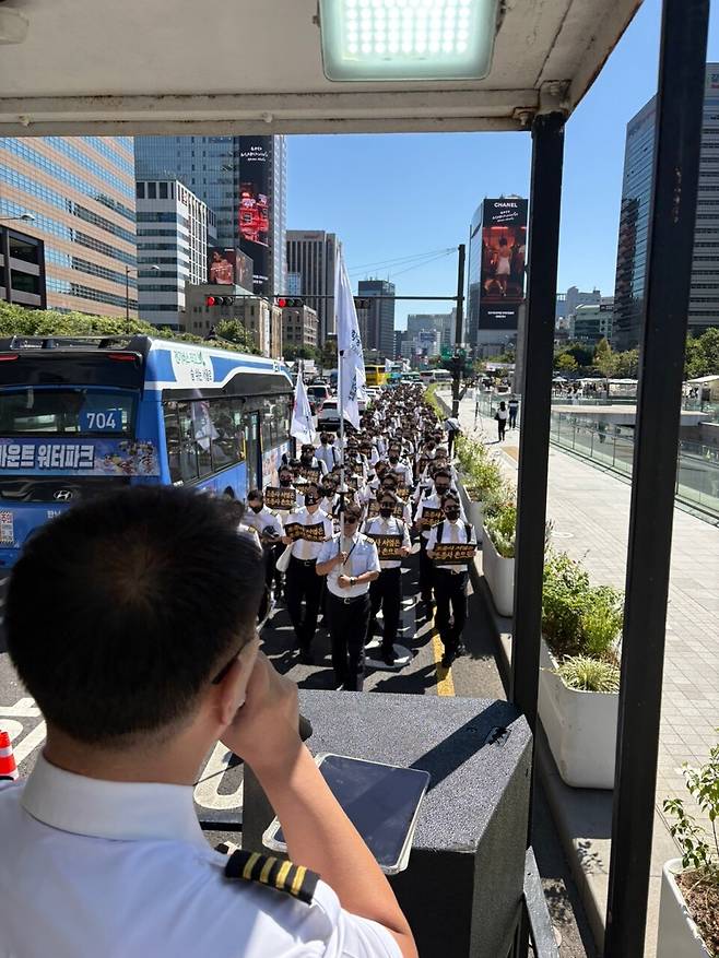 대한항공조종사노조가 지난 15일 광화문 광장에서 가두 시위를 진행하고 있다. [사진=대한항공조종사노조]