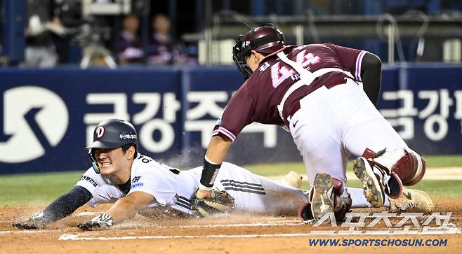 18일 잠실야구장에서 열린 키움과 두산의 경기. 3회말 2사 2루 김민석의 1타점 역전타때 2루주자 안재석이 홈으로 파고들어 세이프되고 있다. 잠실=허상욱 기자wook@sportschosun.com/2026.09.18/