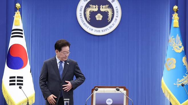 이재명 대통령이 11일 청와대에서 열린 수석보좌관회의에 참석하고 있다. 2026.9.11 뉴스1