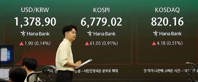 17일 오전 서울 중구 하나은행 본점 딜링룸 전광판에서 시황이 표시되고 있다. 뉴시스