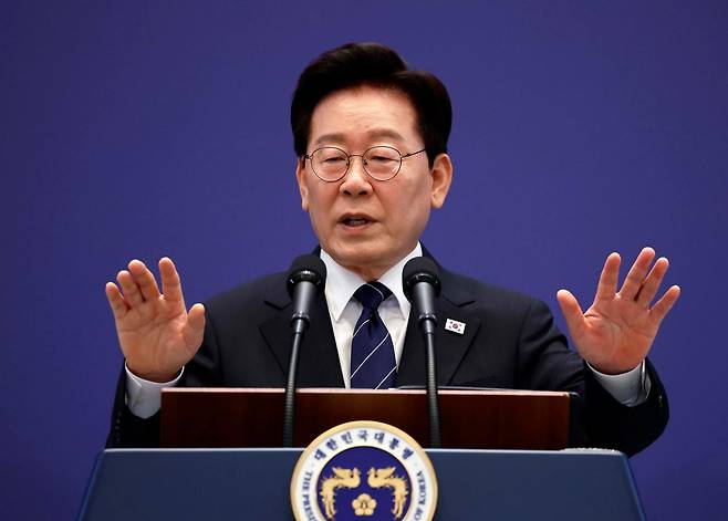 이재명 대통령이 18일 청와대 영빈관에서 열린 대국민 기자회견 도중 취재진 질문에 답하고 있다. 청와대사진기자단