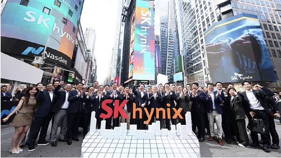 최태원 SK그룹 회장, 곽노정 SK하이닉스 CEO 등 주요 경영진과 구성원들이 미국 뉴욕 타임스스퀘어 나스닥 타워 앞에서 기념 촬영을 하고 있다. (왼쪽 첫 줄 일곱 번째부터 최재원 SK스퀘어 수석부회장, 곽노정 SK하이닉스 CEO, 최태원 SK그룹 회장, 고승범 SK하이닉스 사외이사 겸 이사회 의장, 유정준 SK(주) 미주총괄 부회장)  [사진=SK하이닉스]