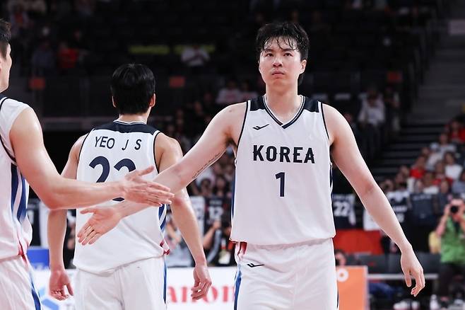 2026 아이치·나고야 아시안게임 남자농구 준결승 대한민국과 이란의 경기, 한국 이현중이 3점슛을 한 뒤 동료들과 손바닥을 부딪히고 있다. 뉴스1