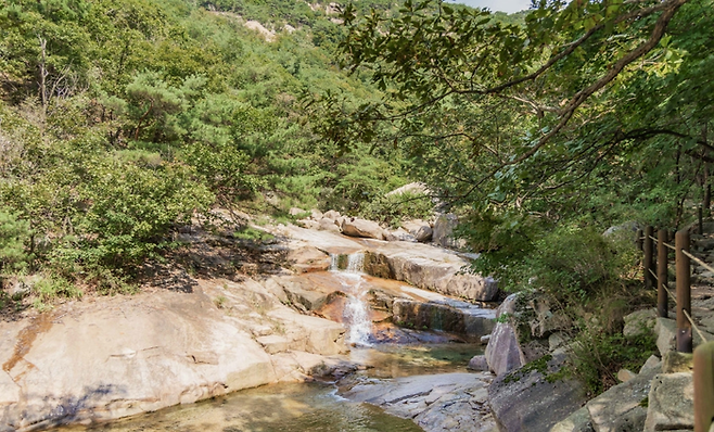 북한산성 입구에서 시작되는 계곡길은 도시의 소음에서 벗어나 청량한 물소리와 함께 걸을 수 있다. 한국관광공사 제공