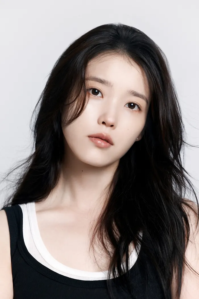 가수 아이유. 이담엔터테인먼트 제공