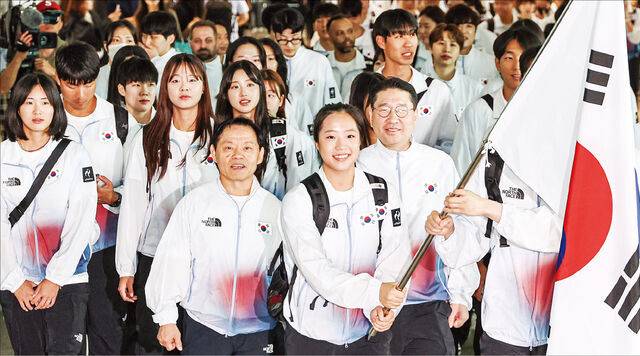 태극기를 든 신유빈을 비롯한 한국 선수단이 2026 아이치·나고야 아시안게임 출전을 위해 17일 인천국제공항 제2여객터미널에서 출국하고 있다. 아시안게임은 19일 개막해 다음 달 4일까지 16일간 열전을 치른다. 한국 선수단은 종합 3위 수성을 목표로 내걸었다. 최현규 기자