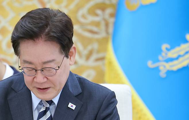이재명 대통령이 지난 17일 청와대에서 진행된 국제에너지기구(IEA) 사무총장과의 접견에서 파티 비롤 사무총장의 발언을 듣고 있다. [청와대통신사진기자단]