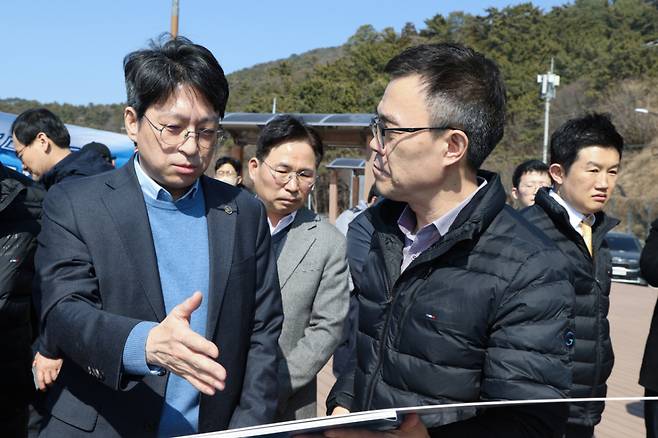 (서울=뉴스1) = 홍지선 국토교통부 2차관이 20일 가덕도신공항 건설 예정지를 방문해 사업 추진현황과 현장 여건을 점검하고 있다. (국토교통부 제공. 재판매 및 DB 금지)  2026.2.20/뉴스1  Copyright (C) 뉴스1. All rights reserved. 무단 전재 및 재배포,  AI학습 이용 금지. /사진=(서울=뉴스1)