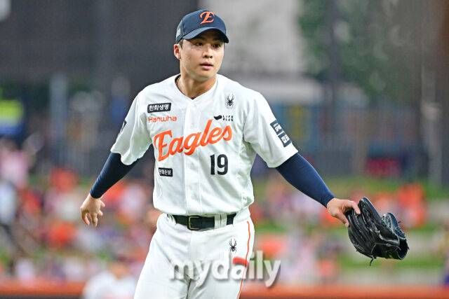 18일 대전 한화생명 볼파크 야구장에서 열린 '2026 신한 SOL KBO리그' KIA 타이거즈와 한화 이글스 경기. 한화 선발투수 왕옌청이 1회 수비를 마치고 더그 아웃으로 들어서고 있다./대전=한혁승 기자 hanfoto@mydaily.co.kr