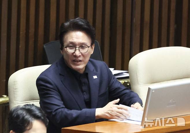 [서울=뉴시스] 김근수 기자 = 김민석 더불어민주당 대표가 17일 오후 서울 여의도 국회에서 열린 제439회국회(정기회) 제439-9차 본회의에 참석해 있다.  2026.09.17. ks@newsis.com