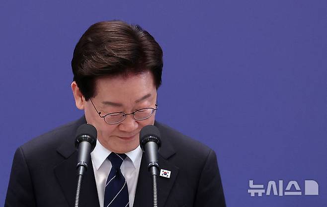 [서울=뉴시스] 김진아 기자 = 이재명 대통령이 18일 청와대 영빈관에서 열린 기자회견 '국민의 뜻, 국민의 삶 더 살피겠습니다'에서 인사하고 있다. 2026.09.18. bluesoda@newsis.com