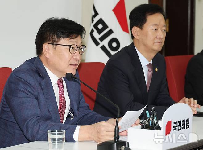 [서울=뉴시스] 최진석 기자 = 정점식(왼쪽) 국민의힘 원내대표가 18일 여의도 국회에서  이재명 대통령의 기자회견 관련 기자간담회를 하고 있다. 2026.09.18. myjs@newsis.com