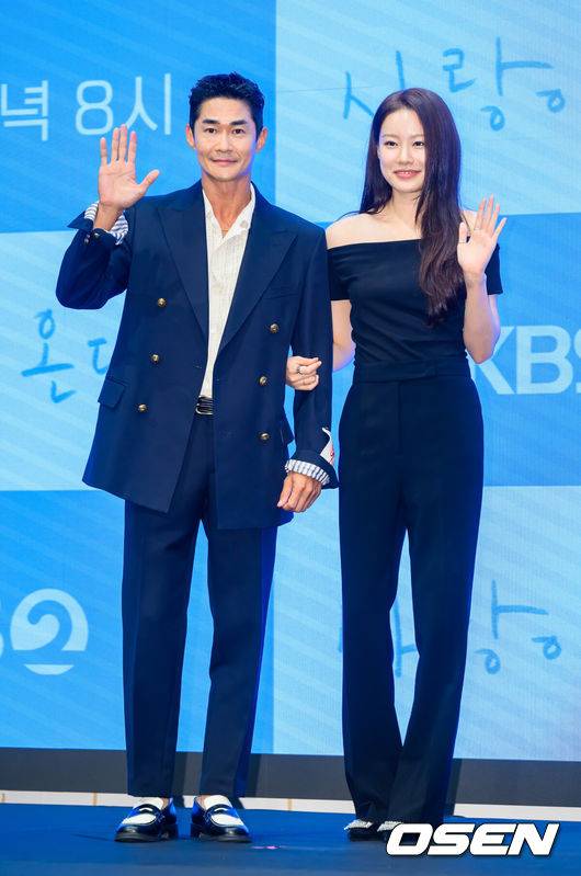 [OSEN=박준형 기자] 22일 서울 신도림 디큐브시티 더세인트 웨딩홀에서 KBS 2TV&nbsp;새 주말드라마&nbsp;‘사랑이 온다’ 제작발표회가 진행됐다.오는 25일 첫 방송되는 '사랑이 온다'(극본&nbsp;이경희, 연출 홍석구)는 깨진 가족의 파편을 다시 모아 세상에서 가장 따뜻한 인생 한 상을 차려가는 두 남녀의 이야기를 담은 패밀리 레시피 드라마로 이날 행사에는 배우 하석진과 안희연, 박유나, 배정남, 권해효, 윤유선, 류승수, 진경 등이 참석했다.배우 배정남과 박유나가 포즈를 취하고 있다.    2026.07.22 / soul1014@osen.co.kr