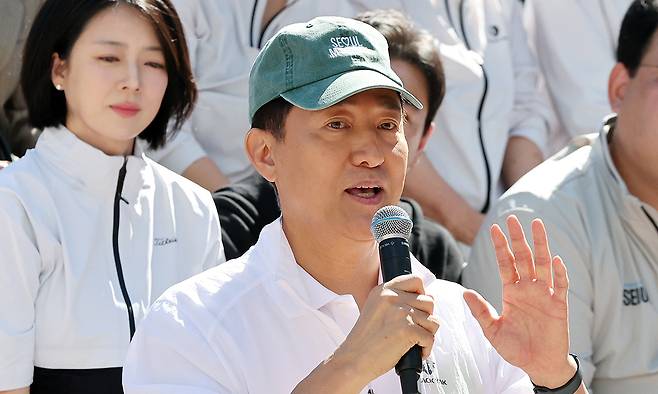 오세훈 서울시장이 18일 서울 송파구 문정역 펀 스테이션 개장행사에 참석해 축사를 하고 있다. 뉴스1