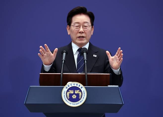 답변하는 이재명 대통령 - 답변하는 이재명 대통령     (서울=연합뉴스) 김도훈 기자 = 이재명 대통령이 18일 청와대 영빈관에서 열린 기자회견에서 취재진 질문에 답하고 있다. 2026.9.18     superdoo82@yna.co.kr (끝)