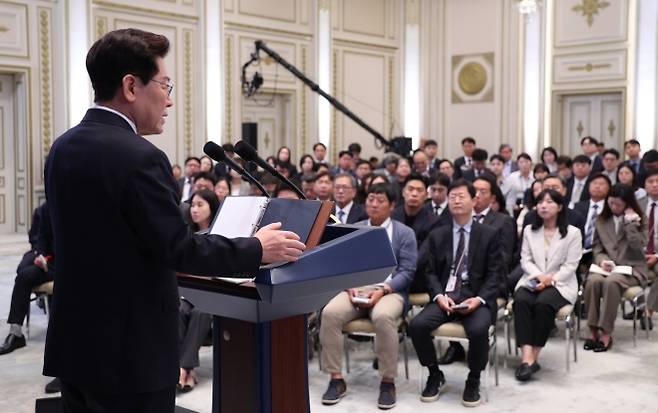 이재명 대통령 취임 후 일곱번째 기자회견 - 이재명 대통령 취임 후 일곱번째 기자회견     (서울=연합뉴스) 김도훈 기자 = 18일 청와대 영빈관에서 이재명 대통령의 취임 후 일곱번째 기자회견이 진행되고 있다. 2026.9.18     superdoo82@yna.co.kr (끝)