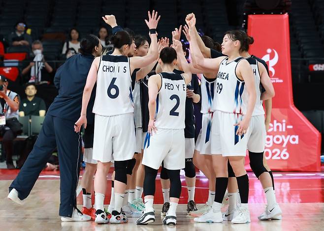 한국여자농구대표팀이 18일 아이치인터내셔널아레나서 열린 말레이시아전서 104-60으로 승리한 뒤 기뻐하고 있다. 나고야ㅣ뉴시스