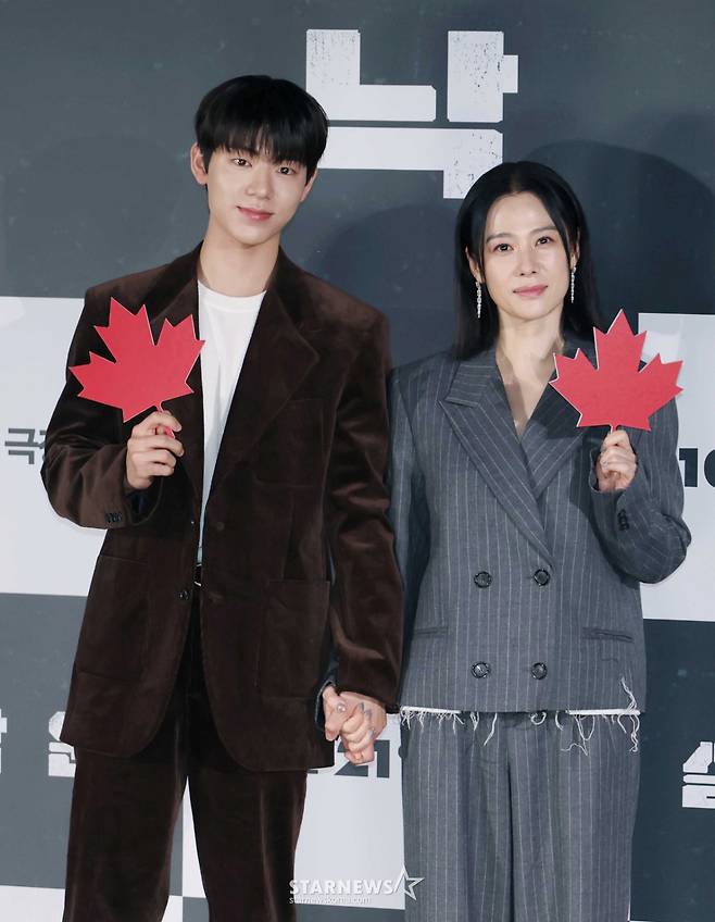 배우 배현성, 김현주가 18일 오전 서울 CGV용산아이파크몰에서 진행된 영화 '실낙원'(감독 연상호) 제작발표회에 참석해 포즈를 취하고 있다.  9년 전 캠핑스쿨 버스 실종 사건으로 아들을 잃은 엄마 류소영에게 죽은 줄 알았던 아들 류선우가 돌아오면서 벌어지는 이야기를 그린 심리 스릴러 '실낙원'은 내달 21일 개봉한다. /2026.09.18 /사진=이동훈 photoguy@