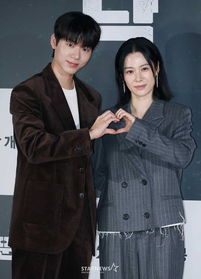 배우 배현성, 김현주가 18일 오전 서울 CGV용산아이파크몰에서 진행된 영화 '실낙원'(감독 연상호) 제작발표회에 참석해 포즈를 취하고 있다.  9년 전 캠핑스쿨 버스 실종 사건으로 아들을 잃은 엄마 류소영에게 죽은 줄 알았던 아들 류선우가 돌아오면서 벌어지는 이야기를 그린 심리 스릴러 '실낙원'은 내달 21일 개봉한다. /2026.09.18 /사진=이동훈 photoguy@