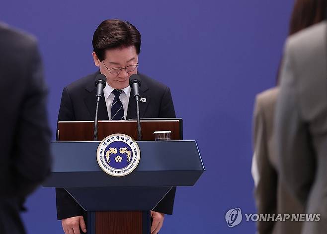 이재명 대통령 기자회견 (서울=연합뉴스) 김도훈 기자 = 이재명 대통령이 18일 청와대 영빈관에서 기자회견에 앞서 인사하고 있다. 2026.9.18 superdoo82@yna.co.kr