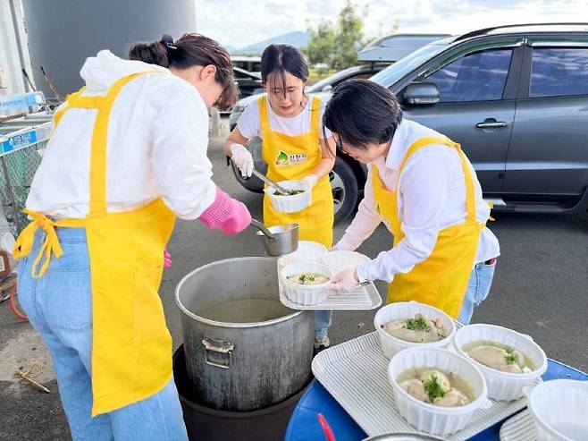 신천지 자원봉사단 충주지부 관계자들이 장애인 론볼 회원들에게 전달할 삼계탕을 준비하고 있다.(사진=신천지 자원봉사단 충주지부 제공)