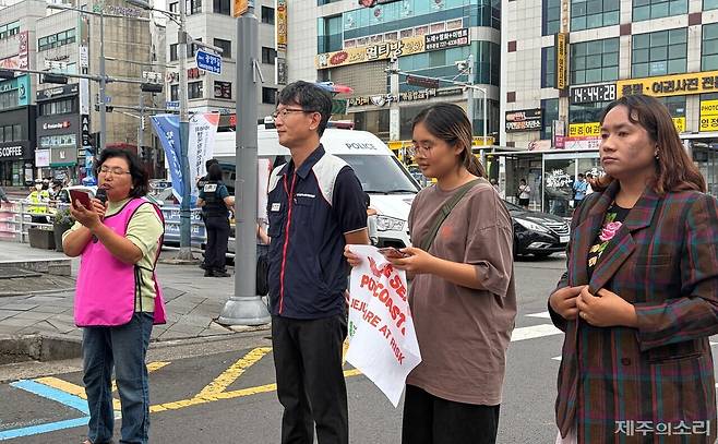 제주기후정의행진 조직위원회는 19일 오후 1시 제주시청 민원실 앞에서 '919 제주기후정의행진'을 개최했다. 사진 왼쪽부터 농민 강승희씨, 민주노총 제주본부 임기환 본부장, 파란 부미혜 활동가, 네팔인 수니따 블룬씨. ⓒ제주의소리