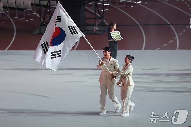 김동용, 신유빈을 필두로 한 대한민국 선수단이 19일 오후 일본 나고야 팔로마 미즈호 스타디움에서 열린 2026 아이치·나고야 아시안게임 개회식에 입장하고 있다. 2026.9.19 ⓒ 뉴스1 안은나 기자