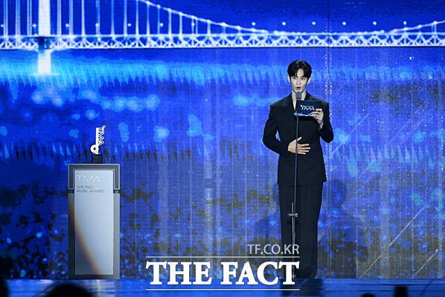 [더팩트ㅣ부산아시아드주경기장=박헌우 기자] <더팩트>가 주최하고 팬앤스타와 UCW가 주관하는 ‘2026 더팩트 뮤직 어워즈(2026 THE FACT MUSIC AWARDS, TMA)’가 19일 오후 부산 연제구 부산아시아드주경기장에서 열린 가운데 시상자로 나선 배우 김수현이 인사말을 하고 있다. /부산아시아드주경기장=박헌우 기자