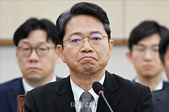 김승원 법무부 장관 후보자가 15일 오전 서울 여의도 국회에서 열린 국회 법제사법위원회 국무위원 후보자(법무부 장관 후보자 김승원) 인사청문회에서 눈시울을 붉히고 있다. ⓒ데일리안 홍금표 기자