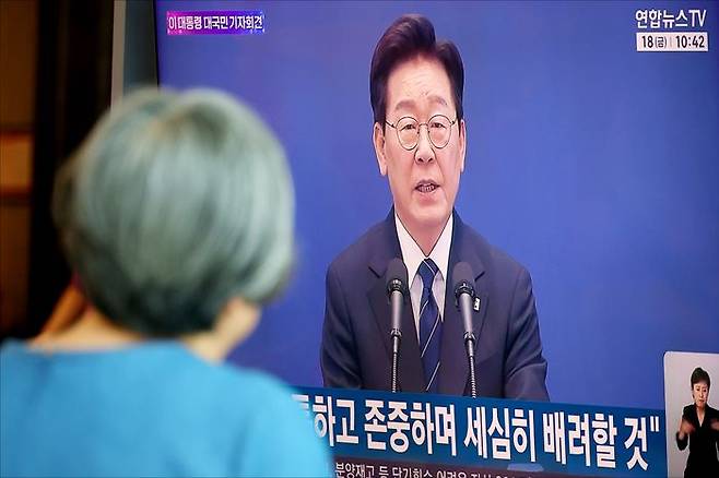 18일 오전 서울 용산구 서울역에서 시민들이 이재명 대통령의 대국민 기자회견 생중계를 시청하고 있다. ⓒ데일리안 홍금표 기자