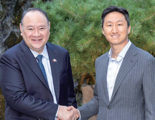 테오도로(왼쪽) 필리핀 국방 장관, 정기선 회장. /사진 HD현대