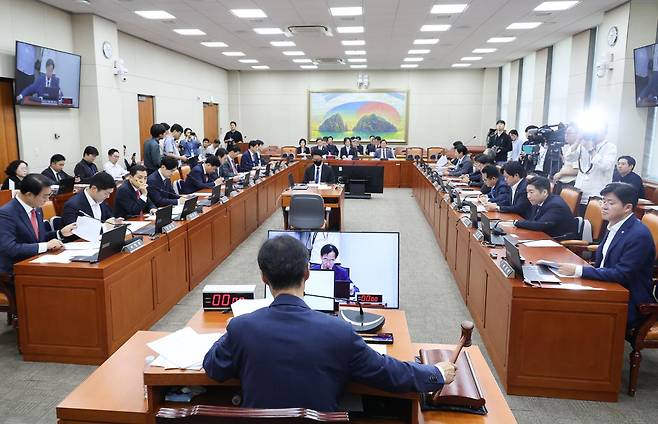 유동수 국회 정무위원회 위원장이 3일 여의도 국회에서 열린 제439회 국회 정무위원회 전체회의를 주재하고 있다. 뉴시스