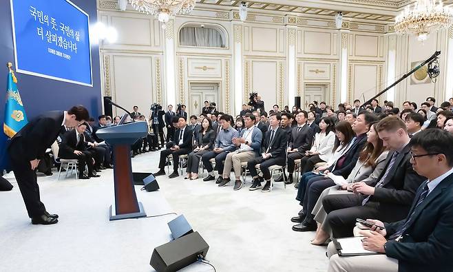 이재명 대통령이 18일 오전 청와대 영빈관에서 취임 후 일곱 번째로 열린 대국민 기자회견을 마친 뒤 인사하고 있다. 이날 연단에는 평소와 달리 의자를 두지 않아 이 대통령은 20분 분량의 모두발언과 이후 질의응답까지 선 채로 했다. 회견에는 내·외신 기자 150여 명이 참석했으며, 이 대통령과 기자들 사이의 거리도 기존 2.5m에서 1.5m로 좁혀졌다. 기자회견은 당초 예정 시간보다 30분 늦은 오전 10시30분에 시작해 낮 12시9분까지 약 99분간 진행됐다. 전민규 기자