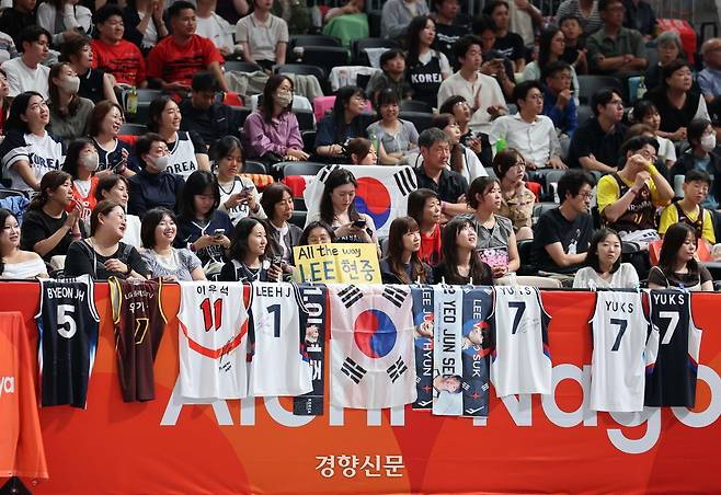 18일 일본 나고야시 아이치 인터내셔널 아레나에서 열린 2026 아이치·나고야 아시안게임 남자농구 4강 대한민국과 이란의 경기에서 관중들이 한국을 응원하고 있다. 2026.9.18 나고야|강윤중 선임기자