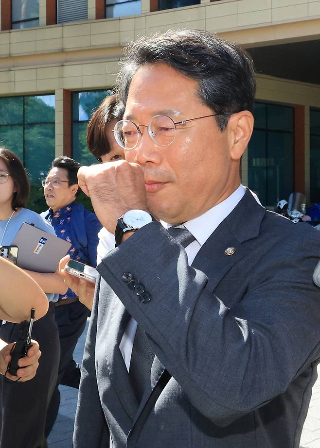 19일 국회에서 사퇴 기자회견 후 질문에 답없이 떠나는 김승원 법무부 장관 후보자 [연합뉴스]