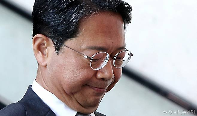 [서울=뉴시스] 김명년 기자 = 김승원 법무부 장관 후보자가 19일 오전 서울 여의도 국회 소통관에서 기자회견을 마치고 이동하고 있다. 이날 김 후보자는 후보직을 사퇴했다. 2026.09.19. /사진=김명년
