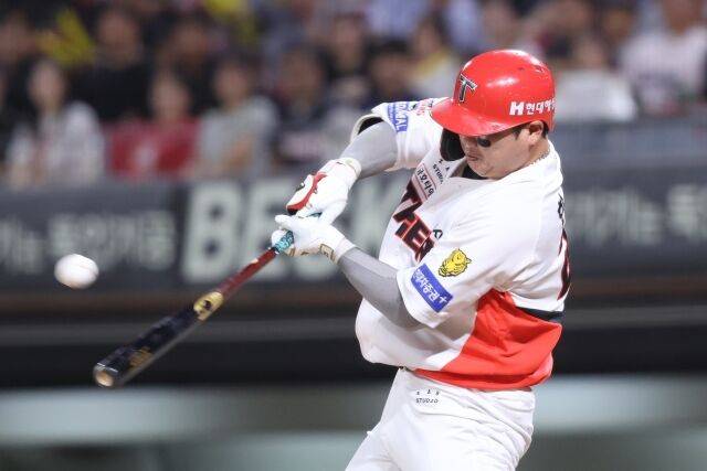 KIA 타이거즈 한준수가 17일 광주 KIA챔피언스필드에서 열린 키움 히어로즈와의 홈 경기서 타격하고 있다./KIA 타이거즈 제공