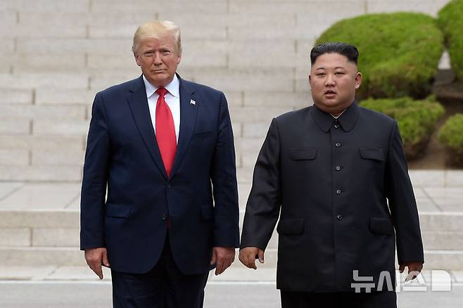 [판문점=AP/뉴시스] 사진은 2019년 6월30일 판문점 비무장지대(DMZ)에서 만난 도널드 트럼프(왼쪽) 미국 대통령이과 김정은 북한 국무위원장. 2019.06.30.