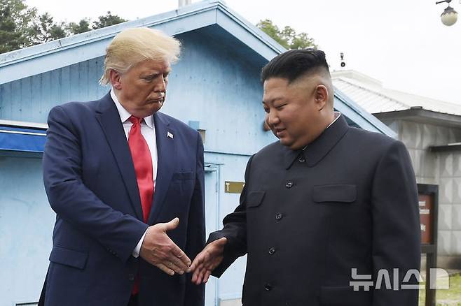 [판문점=AP/뉴시스] 2019년 6월30일 판문점 비무장지대(DMZ)에서 김정은(오른쪽) 북한 국무위원장과 도널드 트럼프 미국 대통령이 악수하려는 모습. 2019.06.30.