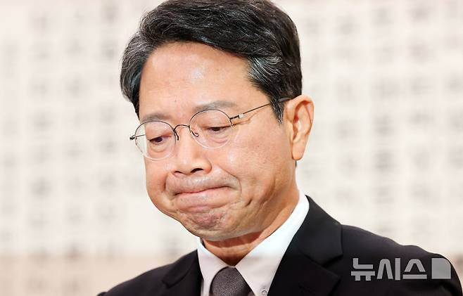 [서울=뉴시스] 최진석 기자 = 김승원 법무부 장관 후보자가 15일 여의도 국회에서 열린 제439회 국회(정기회) 법제사법위원회 국무위원후보자(법무부장관 김승원) 인사청문회에 출석해 생각에 잠겨 있다. 2026.09.15. myjs@newsis.com