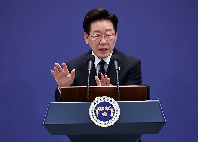이재명 대통령이 18일 청와대 영빈관에서 열린 기자회견에서 취재진 질문에 답하고 있다.&nbsp; &nbsp;연합뉴스
